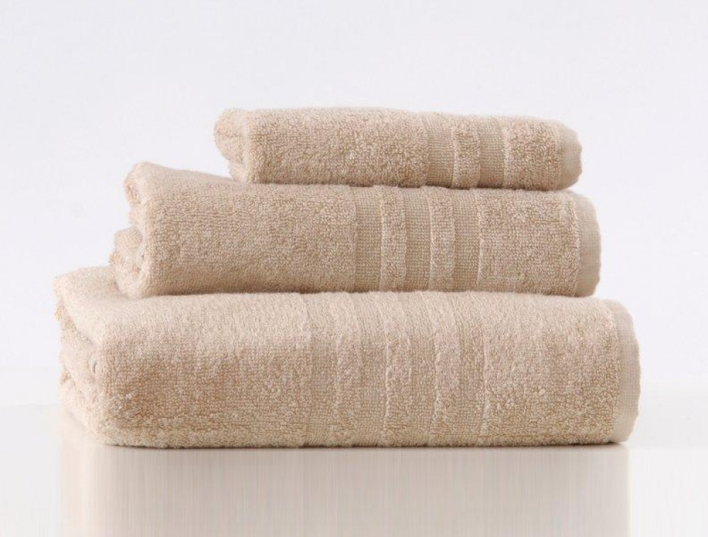 Купить банное полотенце махровое хорошего. Irya полотенце банное бамбук. Бежевое полотенце. Полотенце махровое бежевый. Полотенце бежевое банное.